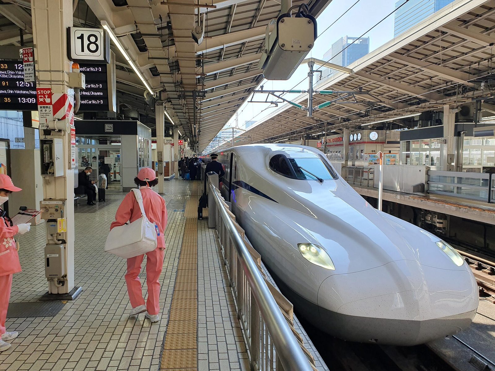 Shinkansen platform at Tokyo Station